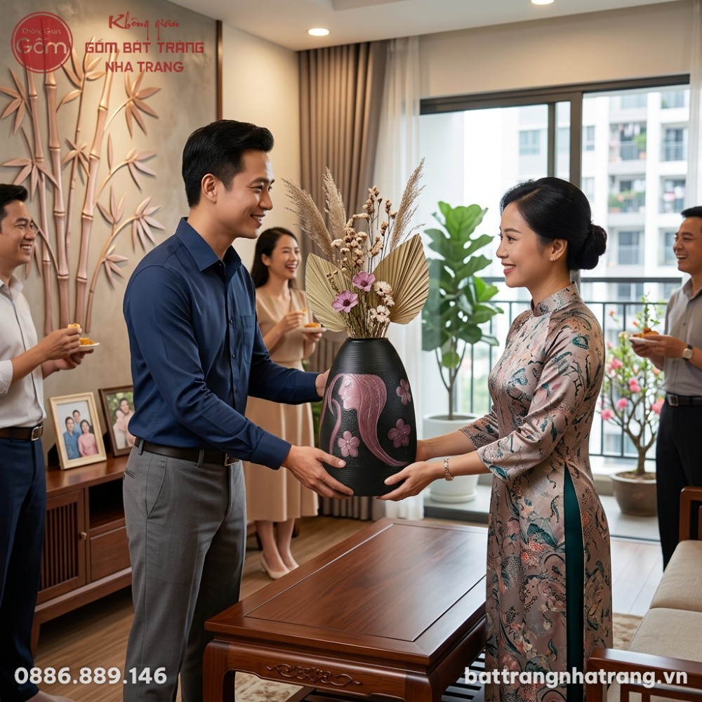 Trong không khí ấm cúng của buổi tiệc tân gia t...