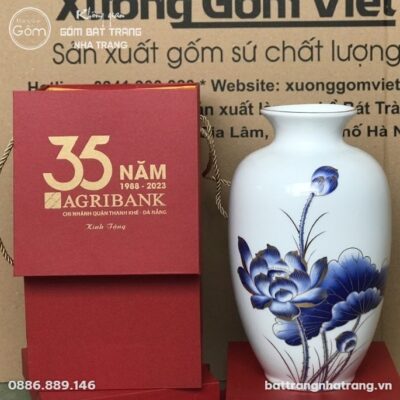 Lọ Hoa Sứ Bát Tràng Dáng Cổ Rụt Vẽ Sen Xanh In Logo NT-LHQT03 - Chi tiết 2