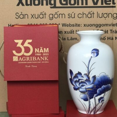 Lọ Hoa Sứ Bát Tràng Dáng Cổ Rụt Vẽ Sen Xanh In Logo NT-LHQT03 - Chi tiết 2