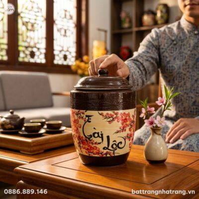 Hũ gạo sứ 'Tài Lộc' được đặt như một món quà tâ...