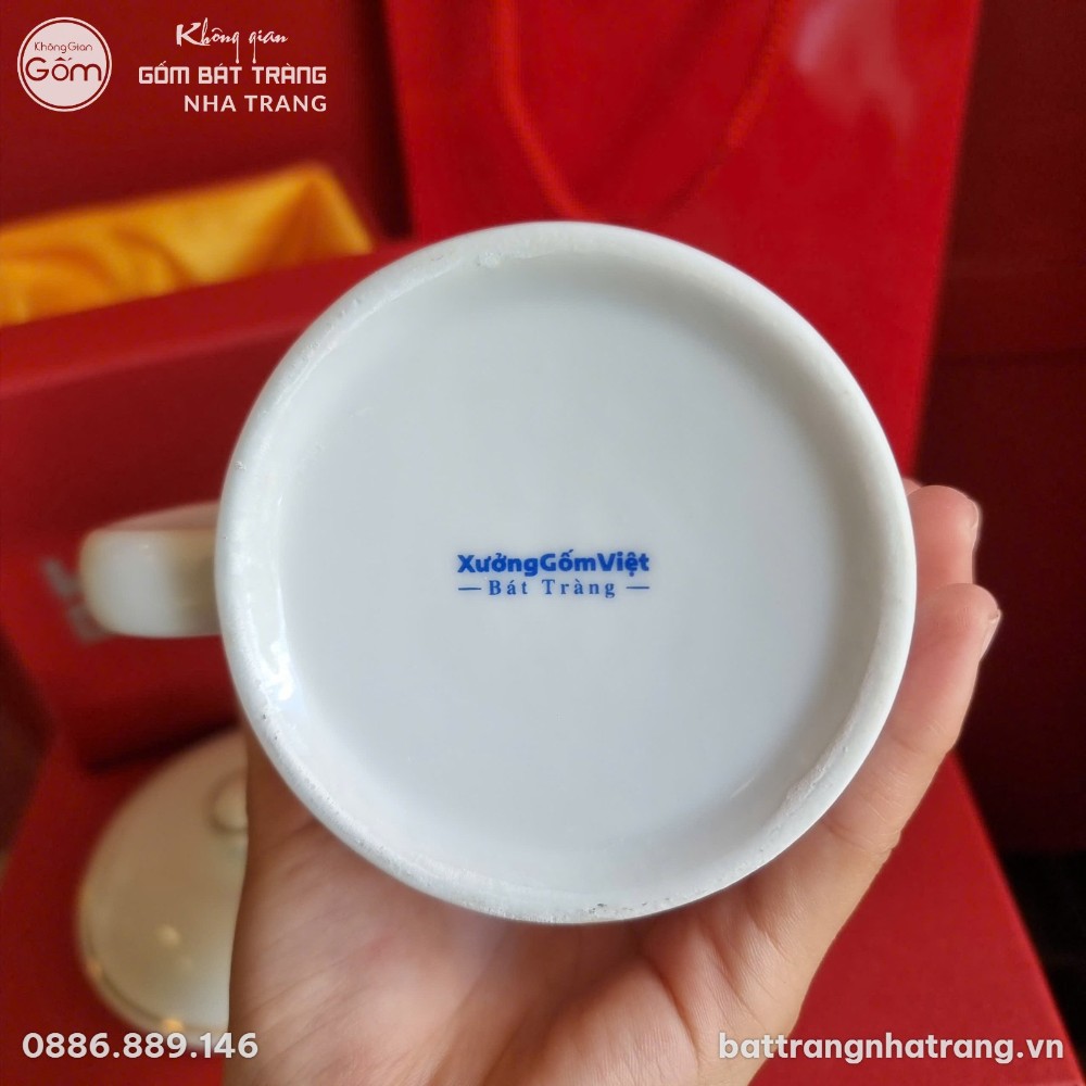 Ca Sứ Trắng In Logo Kỷ Niệm 20 Năm Phát Triển Bát Tràng Kèm Viền Chỉ Vàng - Chi tiết 4