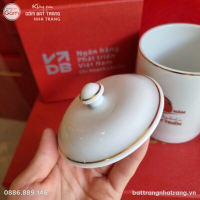Ca Sứ Trắng In Logo Kỷ Niệm 20 Năm Phát Triển Bát Tràng Kèm Viền Chỉ Vàng - Chi tiết 3