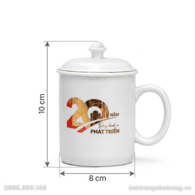Kích thước Ca Sứ Trắng In Logo Kỷ Niệm 20 Năm Phát Triển Bát Tràng Kèm Viền Chỉ Vàng