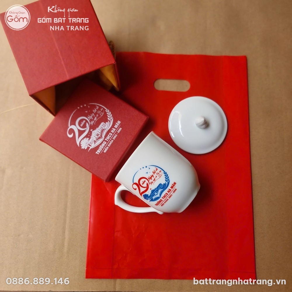 Ly Sứ Trắng Có Nắp In Logo Kỷ Niệm 20 Năm Ngày Trở Về Trường - Chi tiết 1