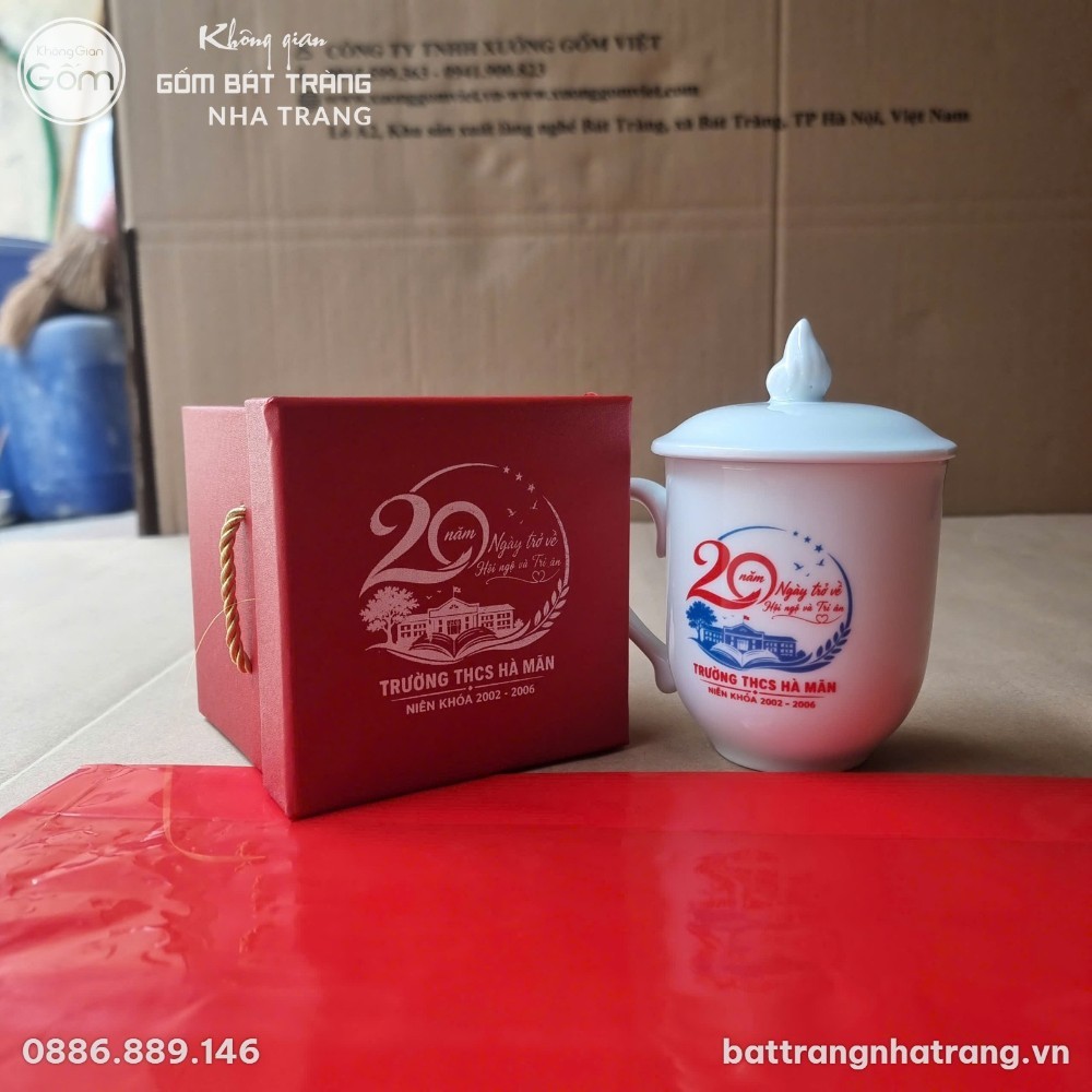 Ly Sứ Trắng Có Nắp In Logo Kỷ Niệm 20 Năm Ngày Trở Về Trường - Chi tiết 2