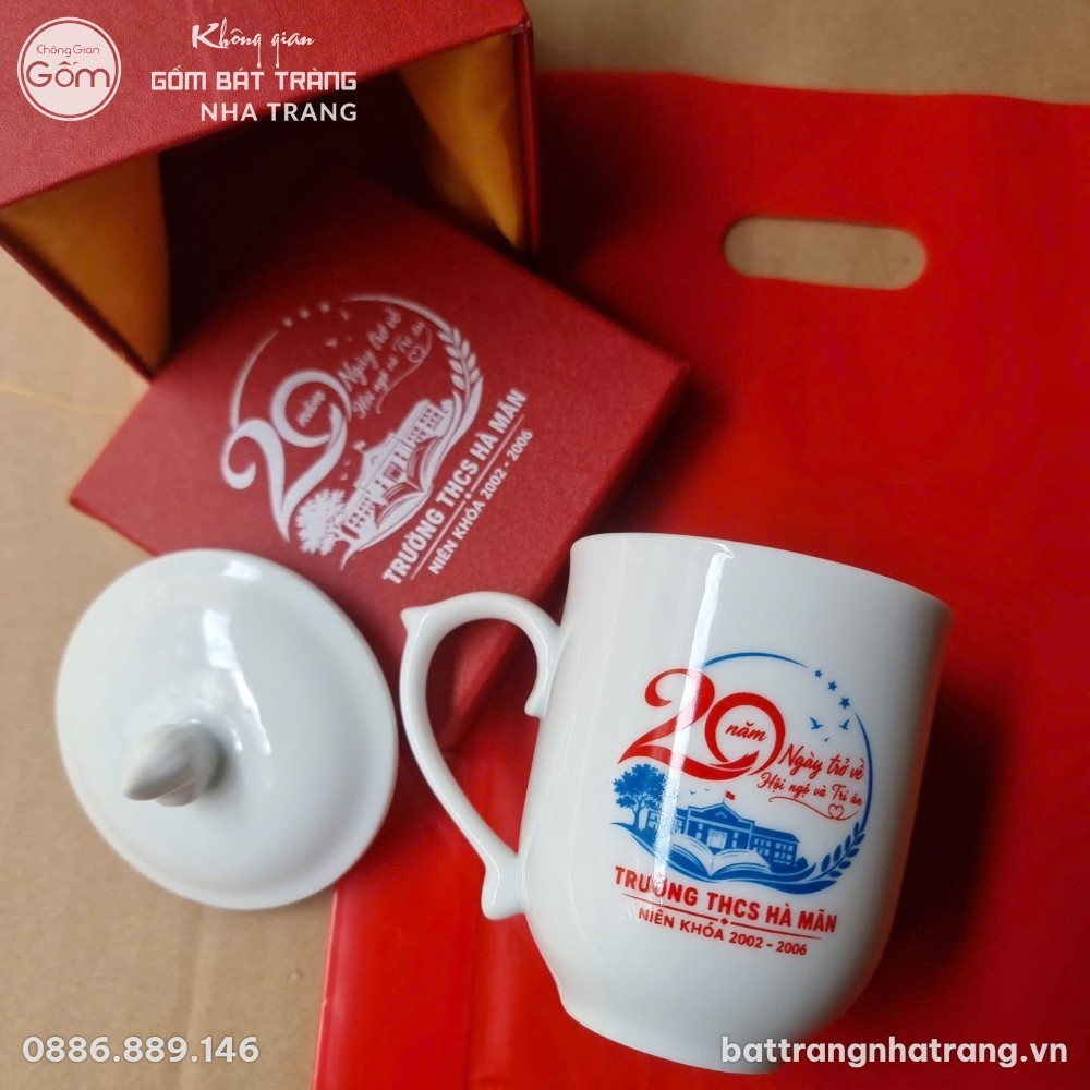 Ly Sứ Trắng Có Nắp In Logo Kỷ Niệm 20 Năm Ngày Trở Về Trường - Chi tiết 3