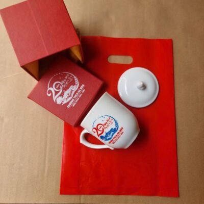 Ly Sứ Trắng Có Nắp In Logo Kỷ Niệm 20 Năm Ngày Trở Về Trường - Chi tiết 1