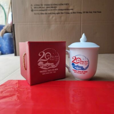 Ly Sứ Trắng Có Nắp In Logo Kỷ Niệm 20 Năm Ngày Trở Về Trường - Chi tiết 2