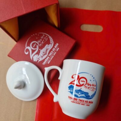 Ly Sứ Trắng Có Nắp In Logo Kỷ Niệm 20 Năm Ngày Trở Về Trường - Chi tiết 3