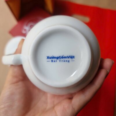 Ly Sứ Trắng Có Nắp In Logo Kỷ Niệm 20 Năm Ngày Trở Về Trường - Chi tiết 4