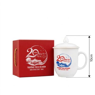 Kích thước Ly Sứ Trắng Có Nắp In Logo Kỷ Niệm 20 Năm Ngày Trở Về Trường NT-CSQT03