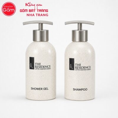 Bộ 2 bình gốm sứ in logo đựng dầu gội sữa tắm màu kem men cát NT-PKNT04 - Chi tiết 1