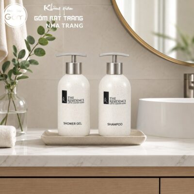 Bộ 2 bình gốm sứ in logo đựng dầu gội sữa tắm màu kem men cát NT-PKNT04 - Chi tiết 2