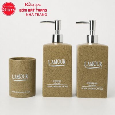 Bộ 2 bình đựng dầu gội sữa tắm và 1 cốc sứ in logo màu nâu men cát NT-PKNT02 - Chi tiết 1
