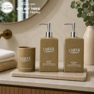 Bộ 2 bình đựng dầu gội sữa tắm và 1 cốc sứ in logo màu nâu men cát NT-PKNT02 - Chi tiết 2