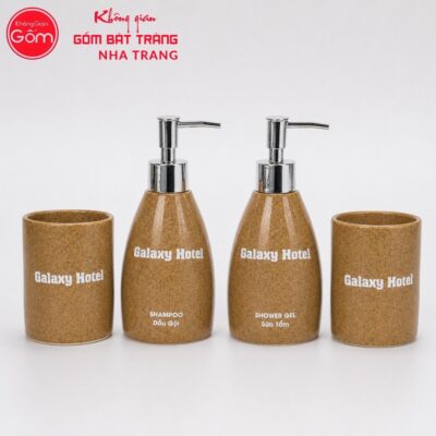 Bộ 2 bình đựng dầu gội sữa tắm và 2 cốc sứ in logo màu nâu men cát NT-PKNT03 - Chi tiết 1