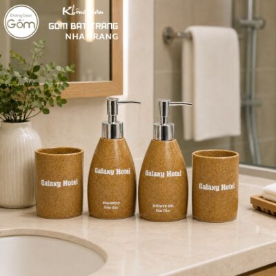 Bộ 2 bình đựng dầu gội sữa tắm và 2 cốc sứ in logo màu nâu men cát NT-PKNT03 - Chi tiết 2