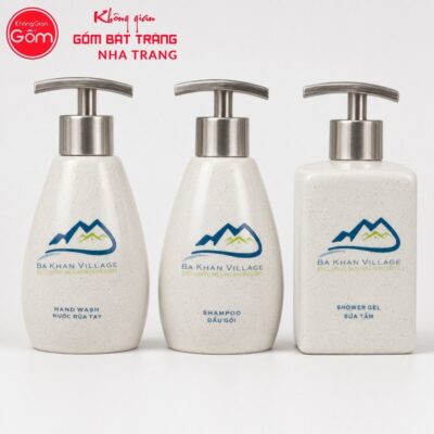 Bộ 3 bình gốm sứ in logo đựng dầu gội, sữa tắm, nước rửa tay màu kem men cát lấm tấm NT-PKNT05 - Chi tiết 1