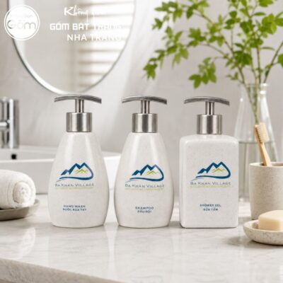 Bộ 3 bình gốm sứ in logo đựng dầu gội, sữa tắm, nước rửa tay màu kem men cát lấm tấm NT-PKNT05 - Chi tiết 2