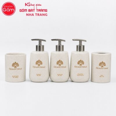 Bộ 3 bình đựng dầu gội sữa tắm nước rửa tay và 1 cốc sứ, 1 ống cắm bàn chải in logo màu kem men cát NT-PKNT07 - Chi tiết 1