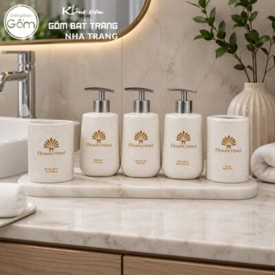 Bộ 3 bình đựng dầu gội sữa tắm nước rửa tay và 1 cốc sứ, 1 ống cắm bàn chải in logo màu kem men cát NT-PKNT07 - Chi tiết 2