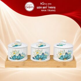 Bộ 3 hũ đựng mứt Tết men trắng vẽ hoa sen xanh kèm khay gỗ NT-KM08 - Ảnh đại diện