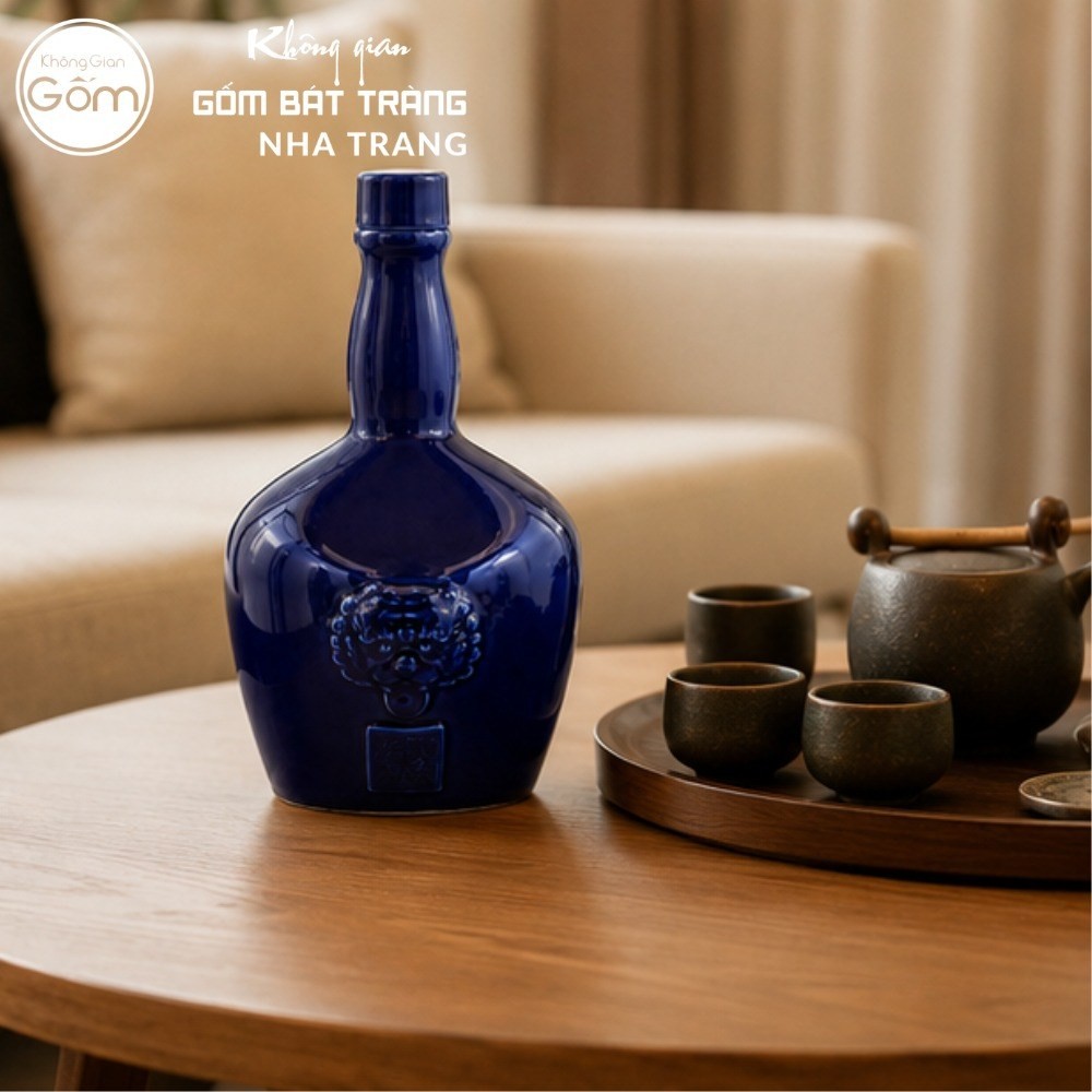 Chai rượu gốm sứ Bát Tràng dáng chivas màu xanh dương khắc phù lân ấn NT-NR02 - Chi tiết 1