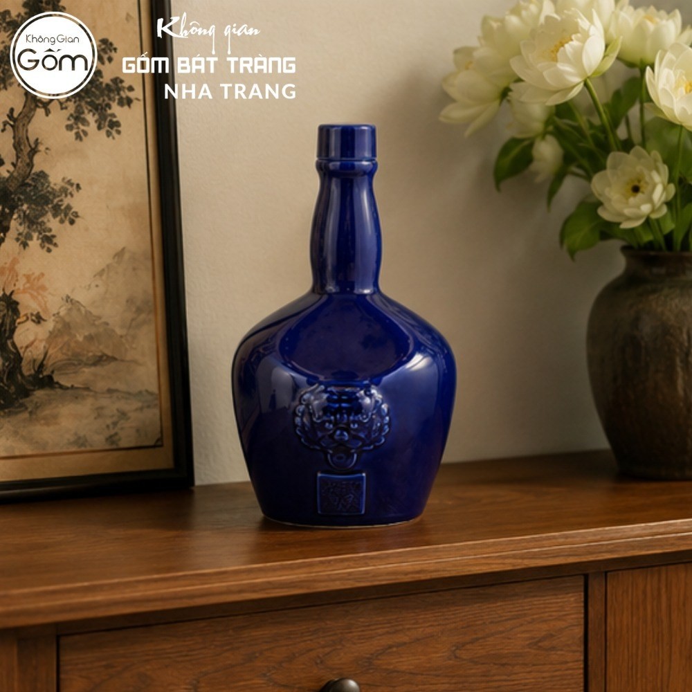 Chai rượu gốm sứ Bát Tràng dáng chivas màu xanh dương khắc phù lân ấn NT-NR02 - Chi tiết 2