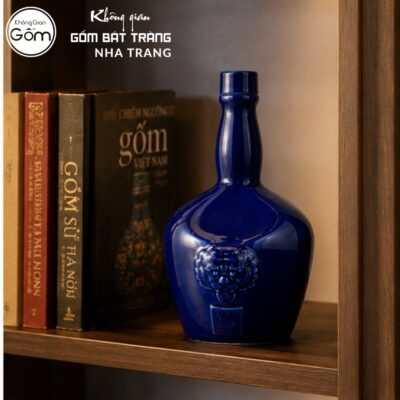 Chai rượu gốm sứ Bát Tràng dáng chivas màu xanh dương khắc phù lân ấn NT-NR02 - Chi tiết 3