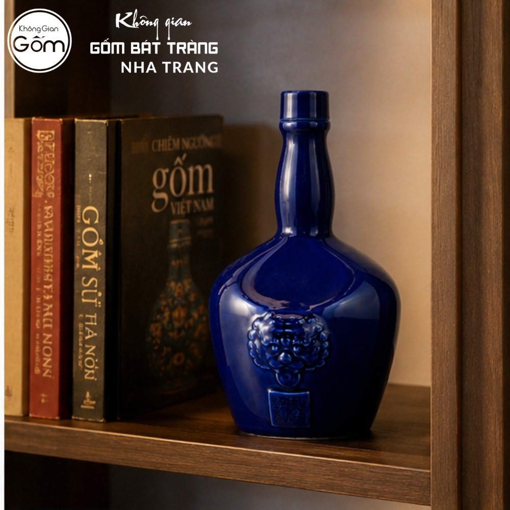 Chai rượu gốm sứ Bát Tràng dáng chivas màu xanh dương khắc phù lân ấn NT-NR02 - Chi tiết 3