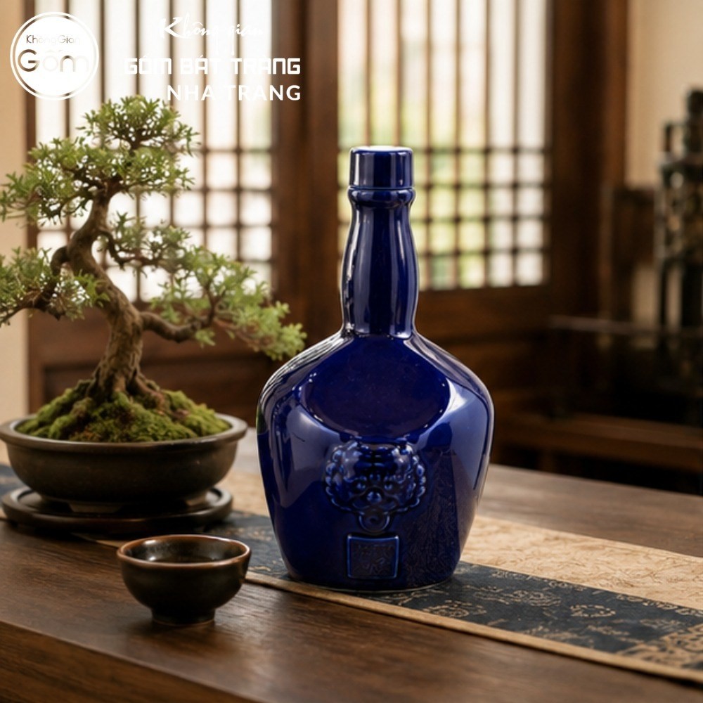 Chai rượu gốm sứ Bát Tràng dáng chivas màu xanh dương khắc phù lân ấn NT-NR02 - Chi tiết 4