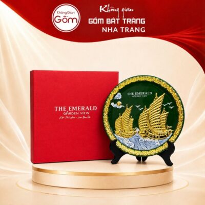 Đĩa sứ biểu trưng quà tặng in logo màu xanh lục bảo hoạ tiết thuyền buồm dát vàng phi 28 NT-ĐBT01 - Ảnh đại diện