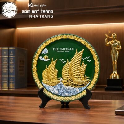 Đĩa sứ biểu trưng quà tặng in logo màu xanh lục bảo hoạ tiết thuyền buồm dát vàng phi 28 NT-ĐBT01 - Chi tiết 2
