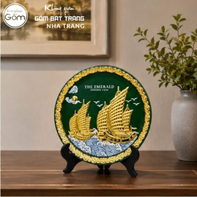 Đĩa sứ biểu trưng quà tặng in logo màu xanh lục bảo hoạ tiết thuyền buồm dát vàng phi 28 NT-ĐBT01 - Chi tiết 3