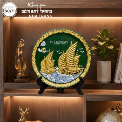 Đĩa sứ biểu trưng quà tặng in logo màu xanh lục bảo hoạ tiết thuyền buồm dát vàng phi 28 NT-ĐBT01 - Chi tiết 4