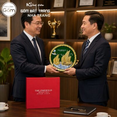 Đĩa sứ biểu trưng quà tặng in logo màu xanh lục bảo hoạ tiết thuyền buồm dát vàng phi 28 NT-ĐBT01 - Chi tiết 5