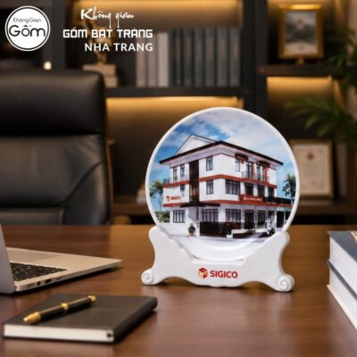Đĩa sứ biểu trưng quà tặng in logo men sứ trắng in hình ảnh trụ sở doanh nghiệp phi 23 NT-ĐBT04 - Chi tiết 2
