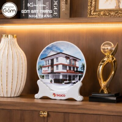 Đĩa sứ biểu trưng quà tặng in logo men sứ trắng in hình ảnh trụ sở doanh nghiệp phi 23 NT-ĐBT04 - Chi tiết 3