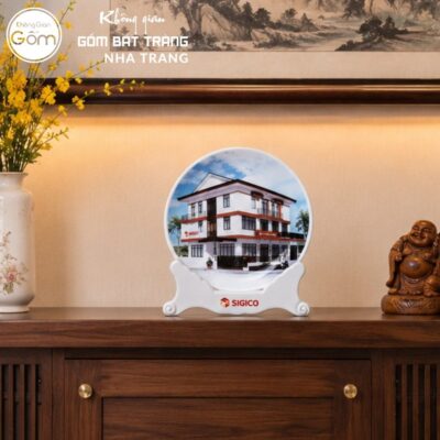 Đĩa sứ biểu trưng quà tặng in logo men sứ trắng in hình ảnh trụ sở doanh nghiệp phi 23 NT-ĐBT04 - Chi tiết 4