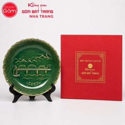Đĩa sứ biểu trưng quà tặng in logo men xanh lục bảo vẽ cảnh Cầu Rồng phi 25 NT-ĐBT03 - Chi tiết 1