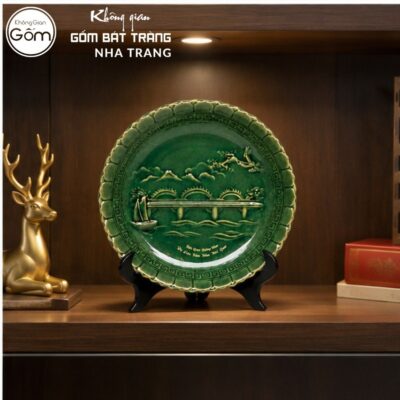 Đĩa sứ biểu trưng quà tặng in logo men xanh lục bảo vẽ cảnh Cầu Rồng phi 25 NT-ĐBT03 - Chi tiết 4