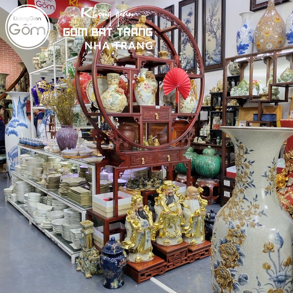 Kệ gỗ trưng bày gốm sứ