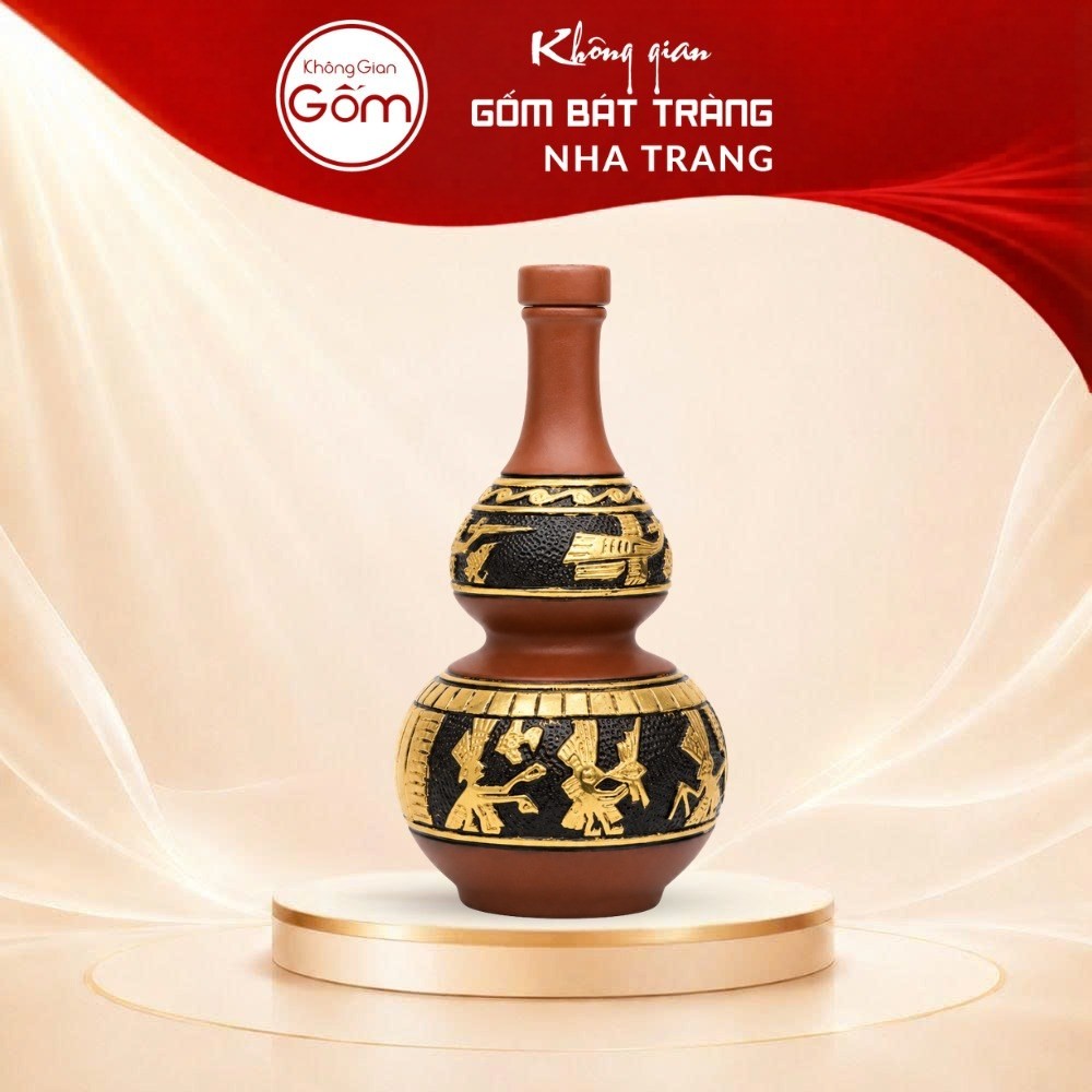 Nậm rượu gốm sứ Bát Tràng dáng hồ lô màu đỏ cam khắc hoạ tiết Đông Sơn Âu Lạc dát vàng dung tích 1 lít NT-NR06