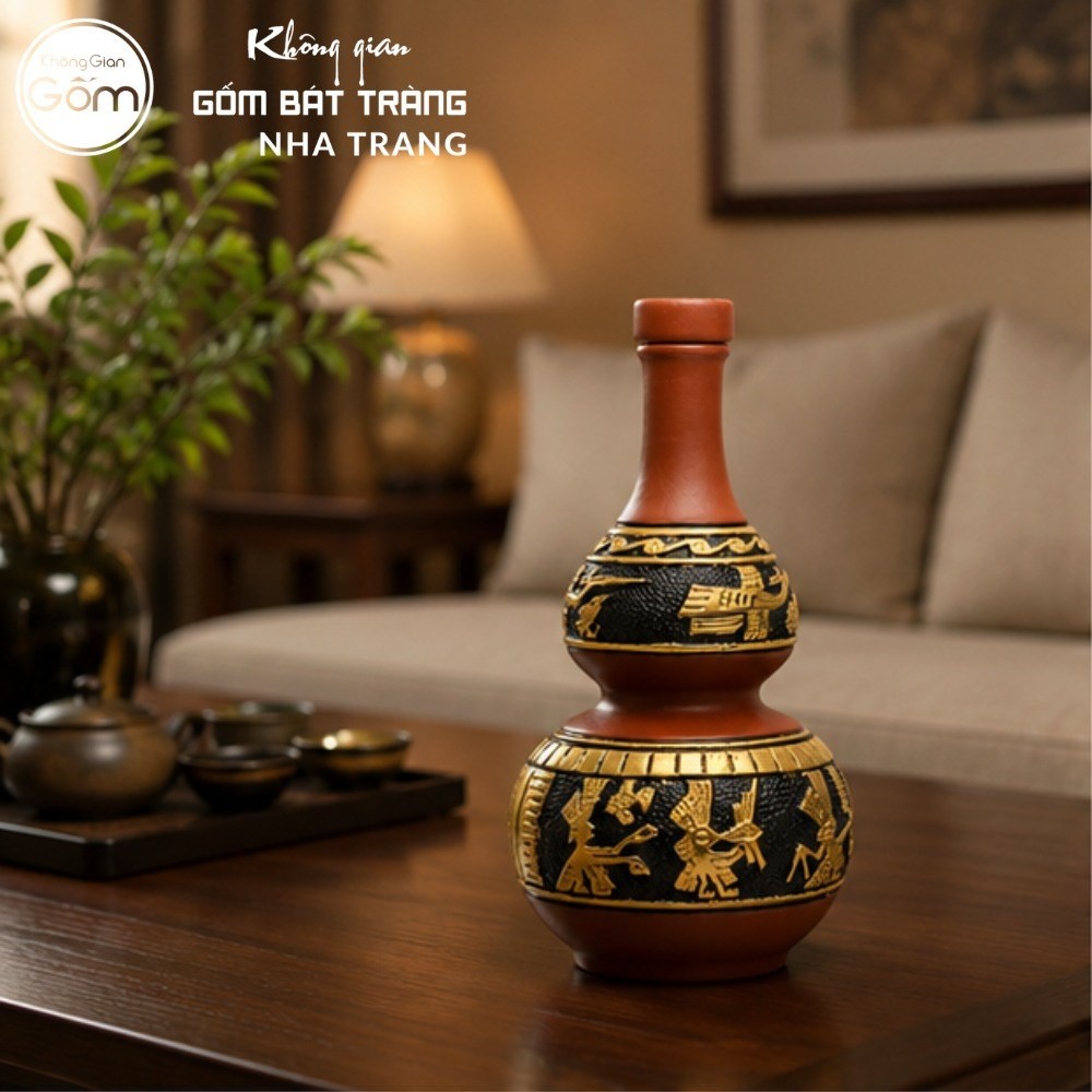 Nậm rượu gốm sứ Bát Tràng dáng hồ lô màu đỏ cam khắc hoạ tiết Đông Sơn Âu Lạc dát vàng dung tích 1 lít NT-NR06 - Chi tiết 1