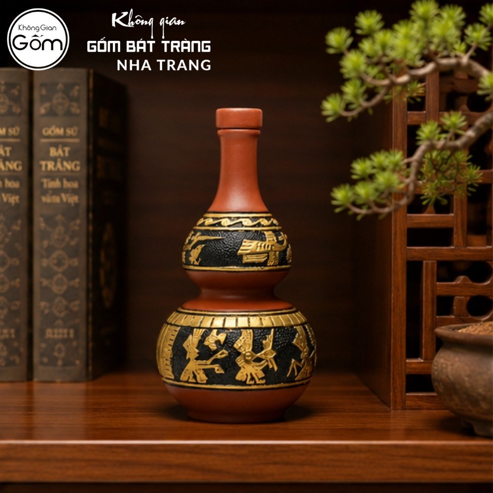 Nậm rượu gốm sứ Bát Tràng dáng hồ lô màu đỏ cam khắc hoạ tiết Đông Sơn Âu Lạc dát vàng dung tích 1 lít NT-NR06 - Chi tiết 2