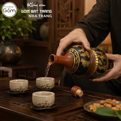 Nậm rượu gốm sứ Bát Tràng dáng hồ lô màu đỏ cam khắc hoạ tiết Đông Sơn Âu Lạc dát vàng dung tích 1 lít NT-NR06 - Chi tiết 3
