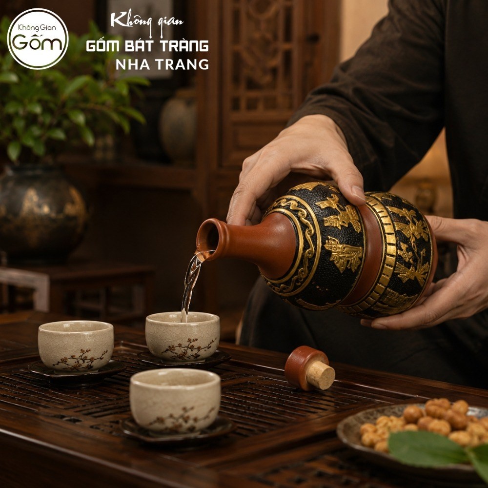 Nậm rượu gốm sứ Bát Tràng dáng hồ lô màu đỏ cam khắc hoạ tiết Đông Sơn Âu Lạc dát vàng dung tích 1 lít NT-NR06 - Chi tiết 3