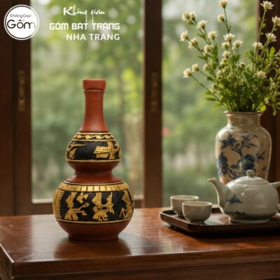Nậm rượu gốm sứ Bát Tràng dáng hồ lô màu đỏ cam khắc hoạ tiết Đông Sơn Âu Lạc dát vàng dung tích 1 lít NT-NR06 - Chi tiết 4