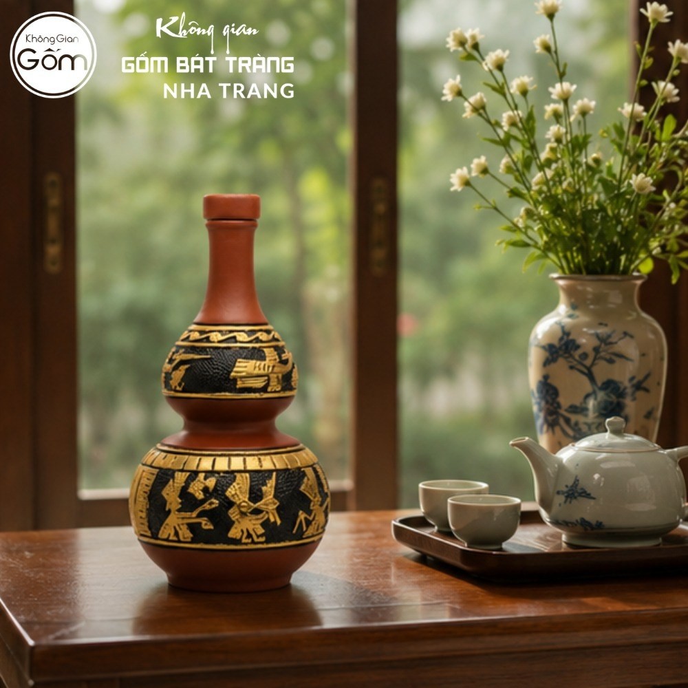 Nậm rượu gốm sứ Bát Tràng dáng hồ lô màu đỏ cam khắc hoạ tiết Đông Sơn Âu Lạc dát vàng dung tích 1 lít NT-NR06 - Chi tiết 4