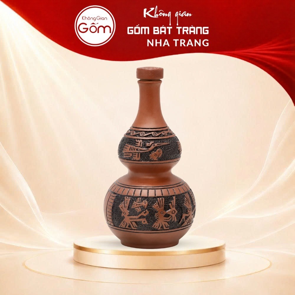 Nậm rượu gốm sứ Bát Tràng dáng hồ lô màu đỏ cam khắc hoạ tiết Đông Sơn Âu Lạc dung tích 1 lít NT-NR04